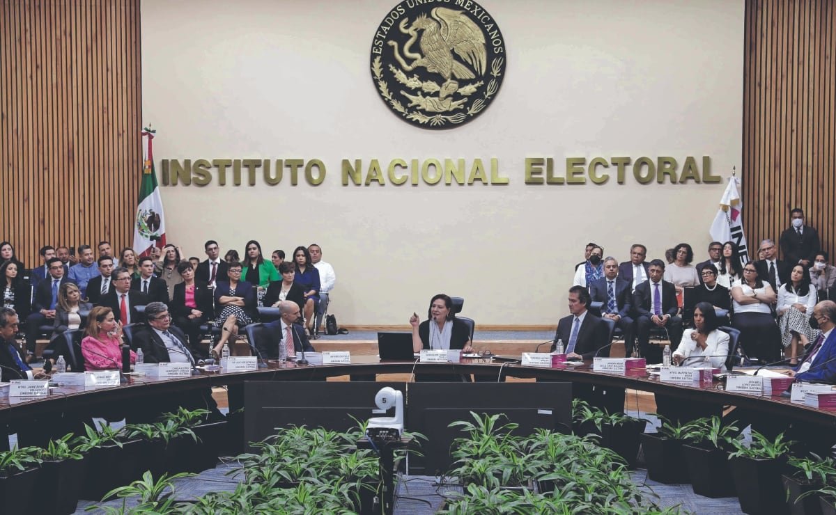 INE mantiene spots críticos contra Morena y Samuel García