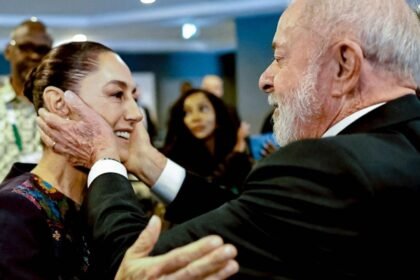 Sheinbaum fortalece alianzas en Cumbre de Democracia en España