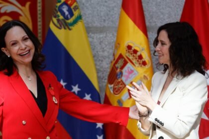 Miles de venezolanos en Madrid ovacionan a María Corina Machado