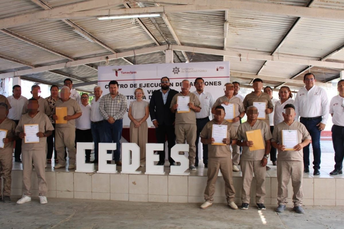 Entregan 52 certificados de educación básica en CEDES Victoria