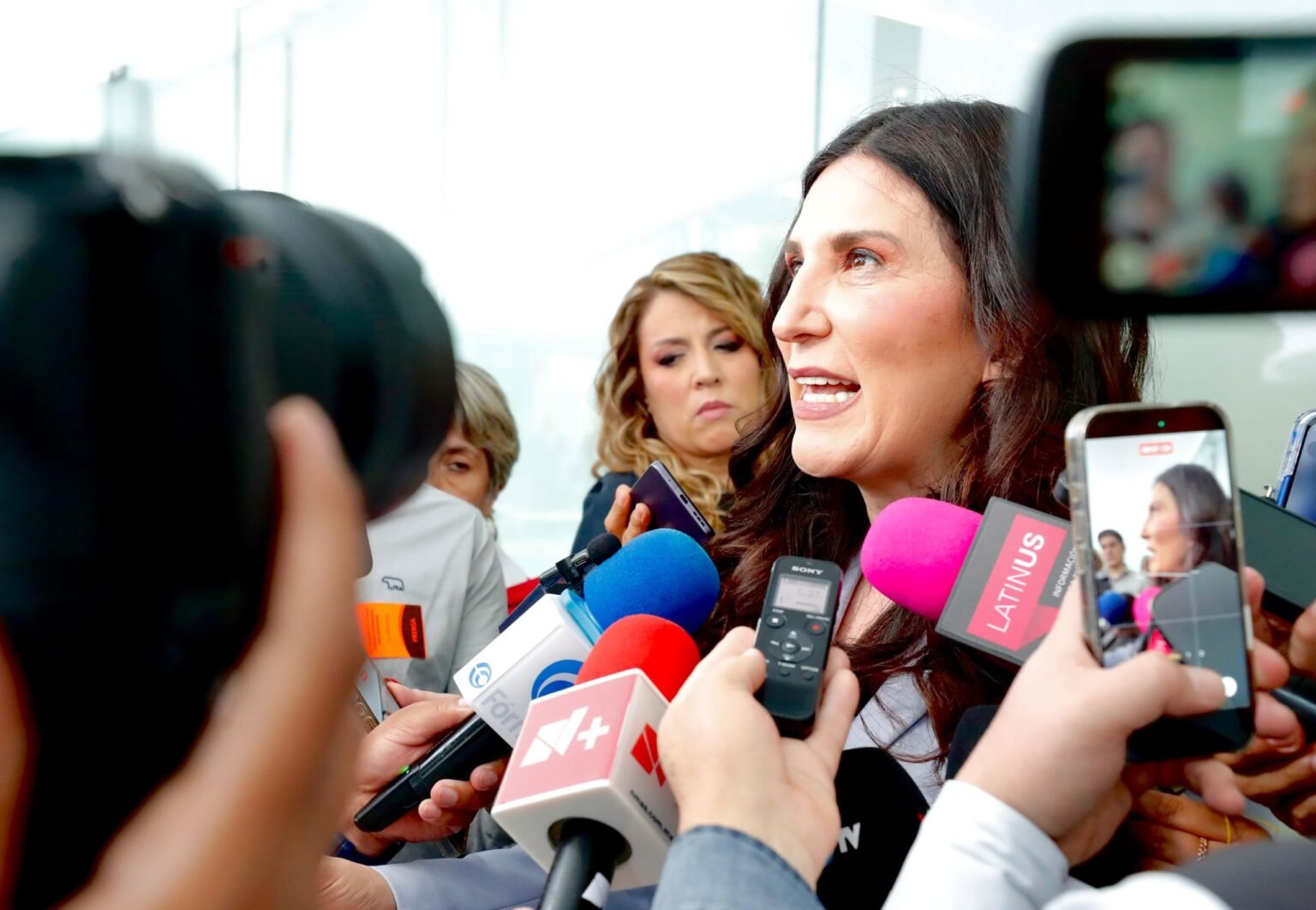 PAN y PRI denuncian a ministros de la SCJN por evento con Sheinbaum