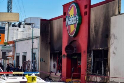 Fiscalía de Sonora perita transformador tras incendio en Waldo’s