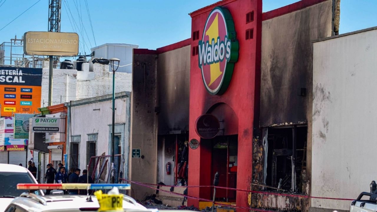 Fiscalía de Sonora perita transformador tras incendio en Waldo’s