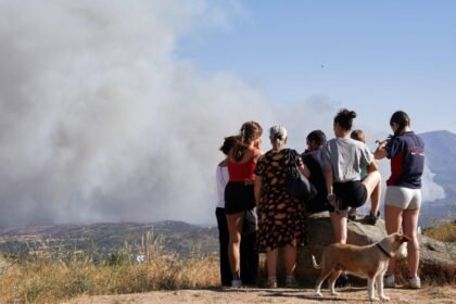 Incendios en Madrid y Ávila afectan a 63,000 y fuerzan evacuaciones
