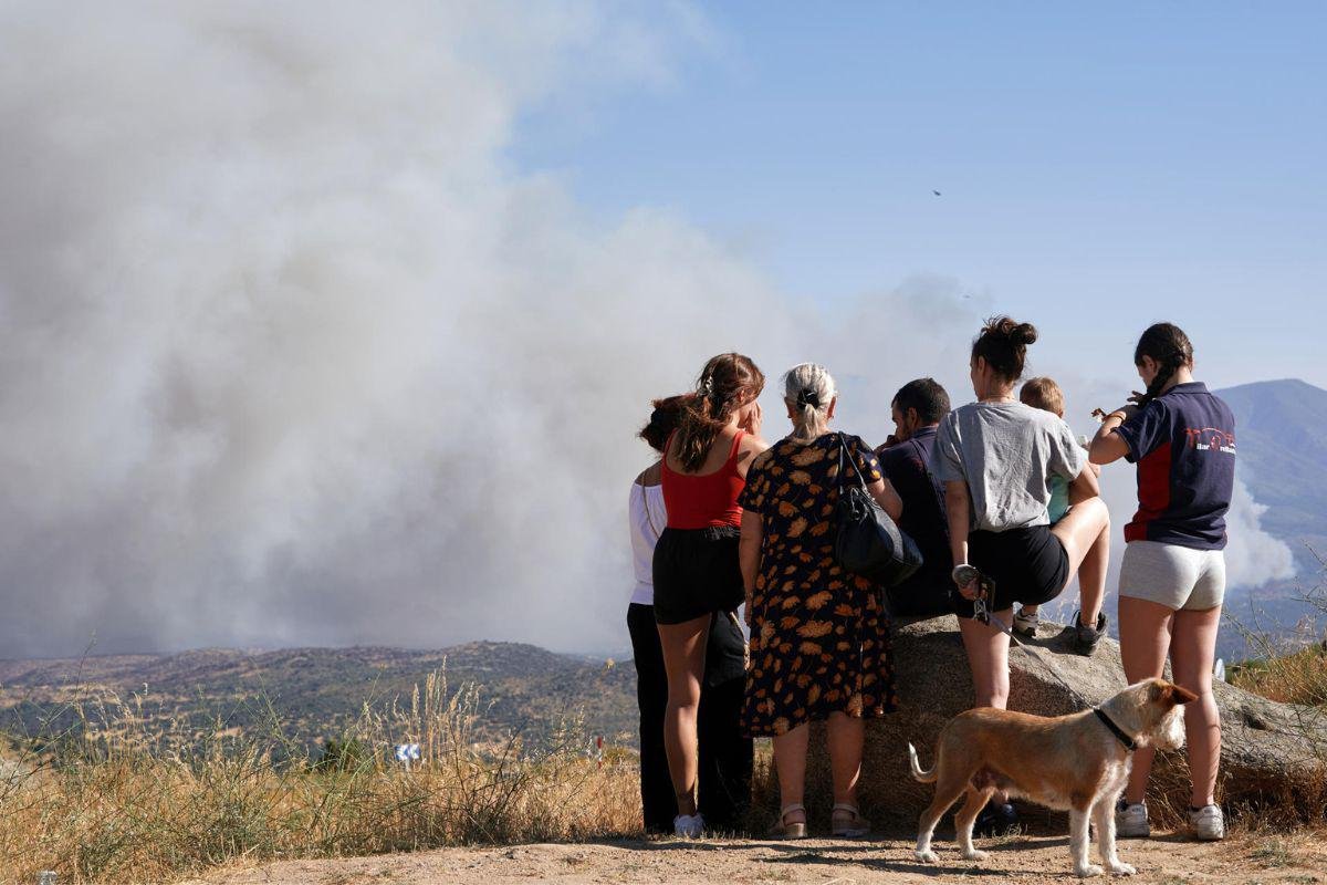 Incendios en Madrid y Ávila afectan a 63,000 y fuerzan evacuaciones