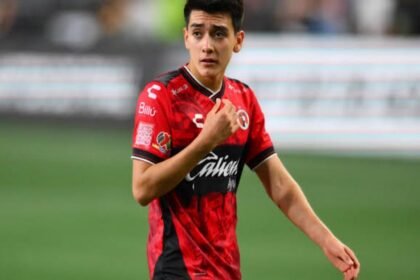 Sebastián Abreu compara a Gilberto Mora con Messi y Ronaldinho