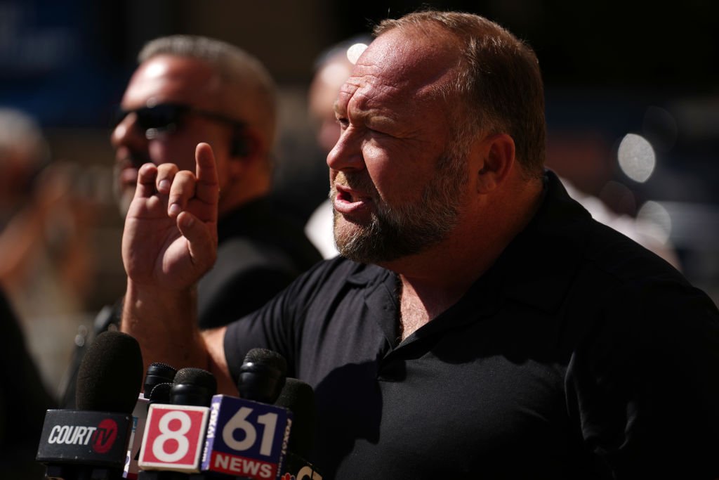 Alex Jones pide juicio político a Trump por conflicto con Irán