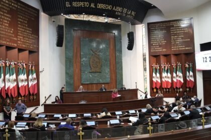 Sinaloa restringe uso de celulares en escuelas para prevenir ciberacoso
