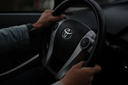 Morena y PRI chocan por reestructuración de Toyota en México