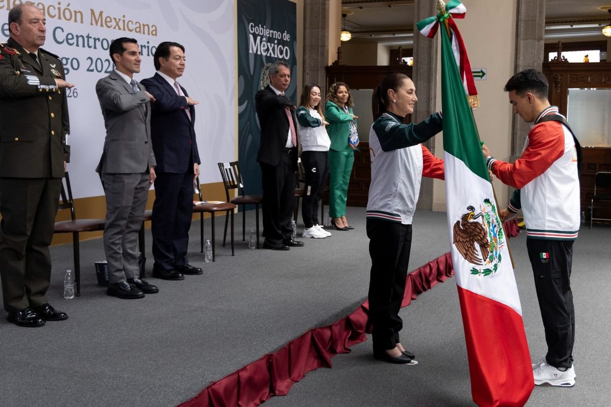Sheinbaum abanderó a delegación a Centroamericanos sin premios