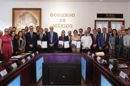 Sheinbaum renueva acuerdo para mantener precios de combustibles