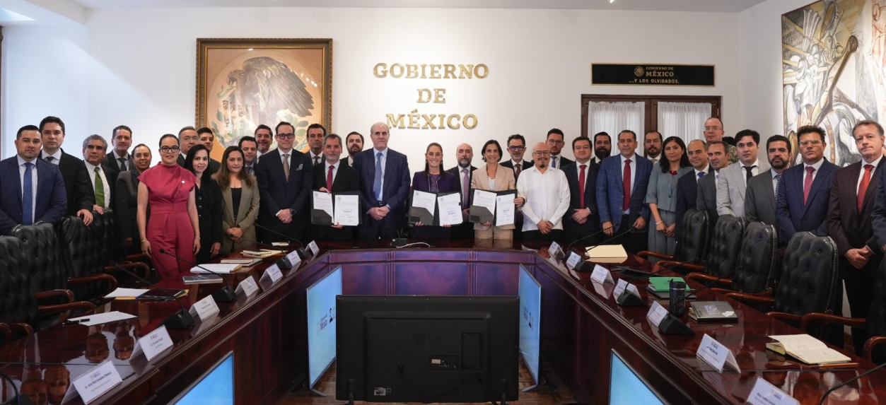 Sheinbaum renueva acuerdo para mantener precios de combustibles