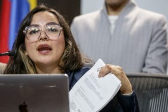 Senadora Pedraza abandona posesión por invocaciones religiosas