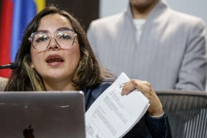 Senadora Pedraza abandona posesión por invocaciones religiosas