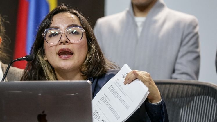 Senadora Pedraza abandona posesión por invocaciones religiosas