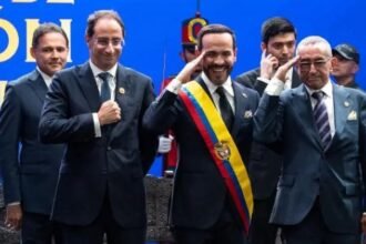 “El señor de la panela” impone banda presidencial a De la Espriella