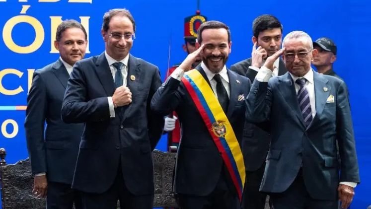 “El señor de la panela” impone banda presidencial a De la Espriella