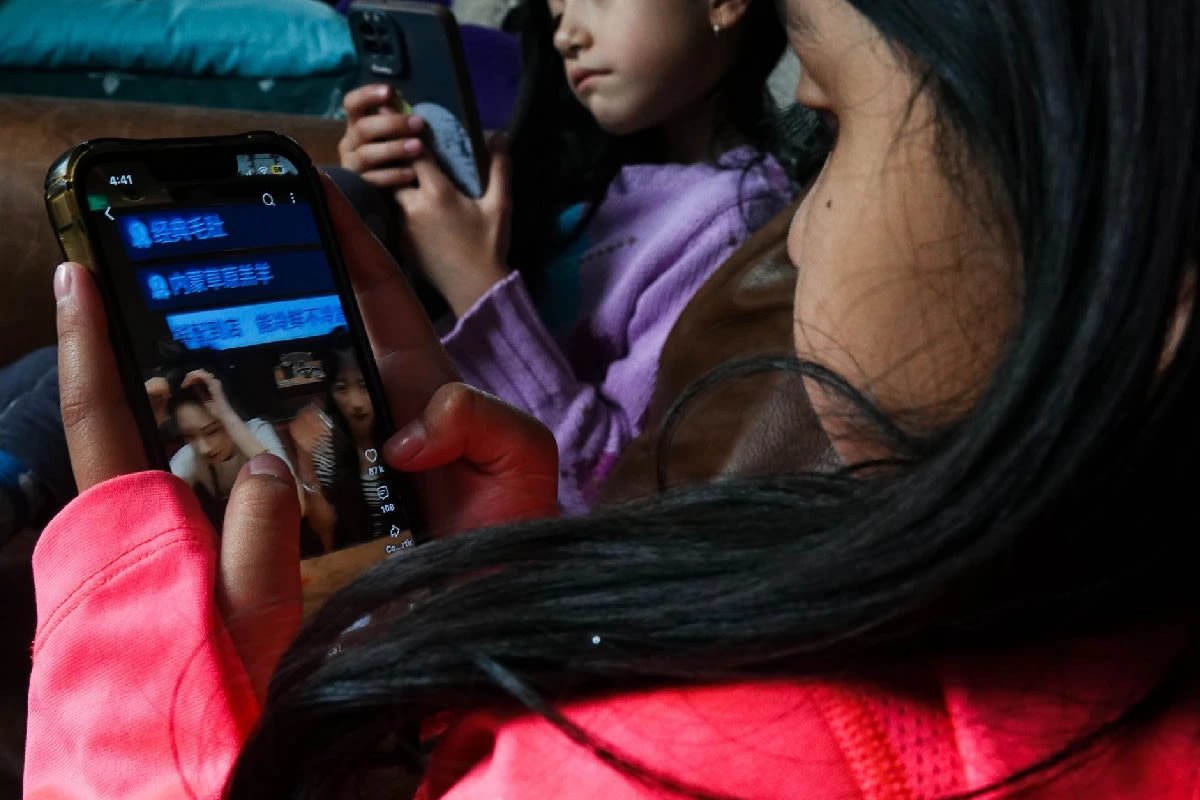 Sheinbaum impulsa regulación de redes sociales en escuelas