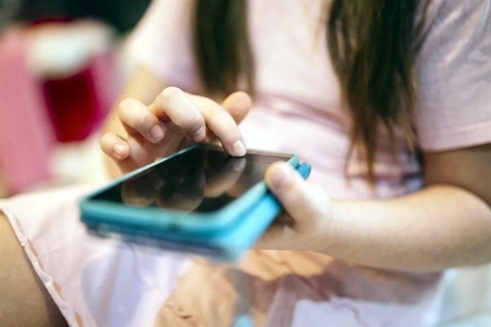 Sheinbaum plantea limitar celulares en escuelas públicas de CDMX