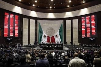 Diputados proponen prohibir doble nacionalidad en Presidencia