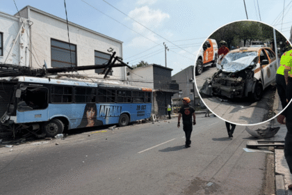 Camión urbano choca con taxi en Monterrey; dos heridos