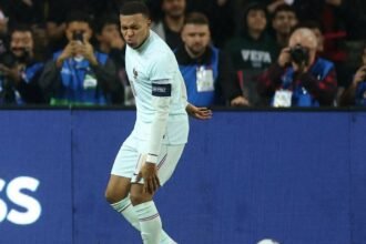 Mbappé se lesiona la rodilla tras marcar gol con Francia