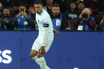 Mbappé se lesiona la rodilla tras marcar gol con Francia
