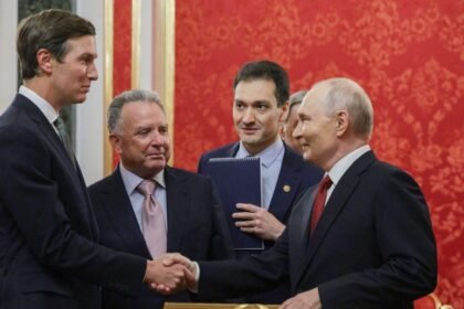 Putin se reúne con enviados de Trump para negociar paz en Ucrania