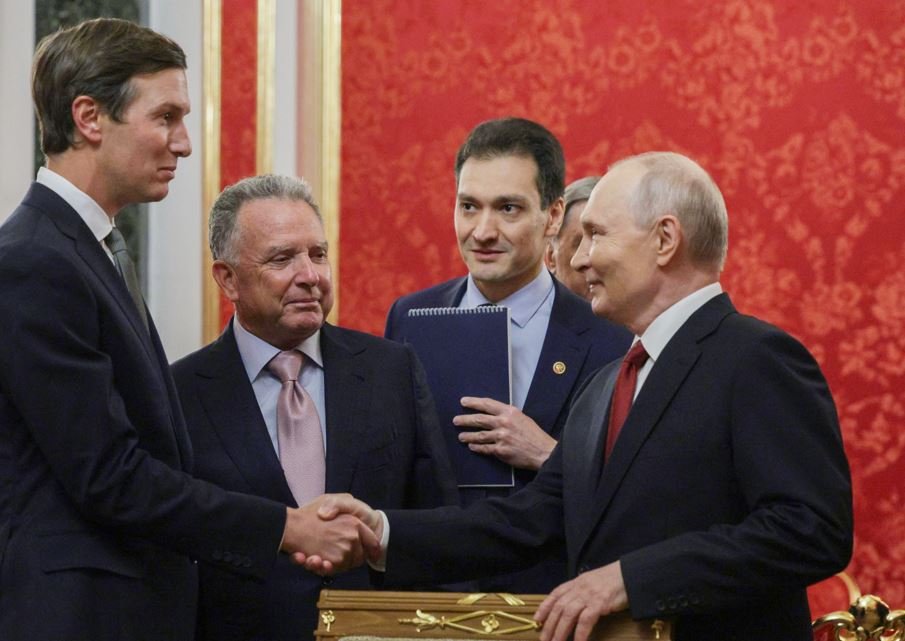 Putin se reúne con enviados de Trump para negociar paz en Ucrania