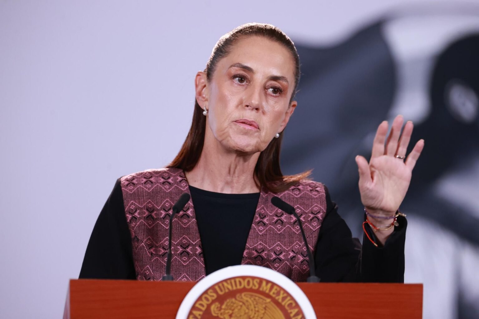 Sheinbaum reafirma autonomía del INE ante críticas de Petro