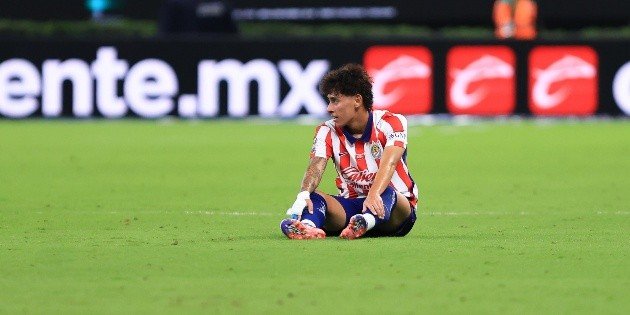 Chivas retiene a Santiago Sandoval ante ofertas de Europa